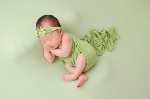 神木宝宝拍嗝吐奶